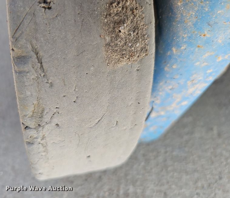 image for item DQ0258 2011 Genie GR-20  vertical lift