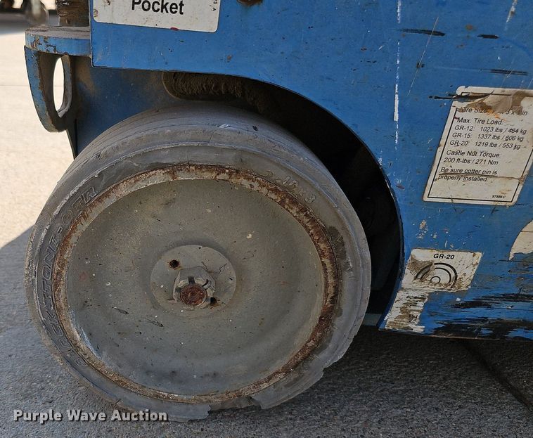 image for item DQ0258 2011 Genie GR-20  vertical lift