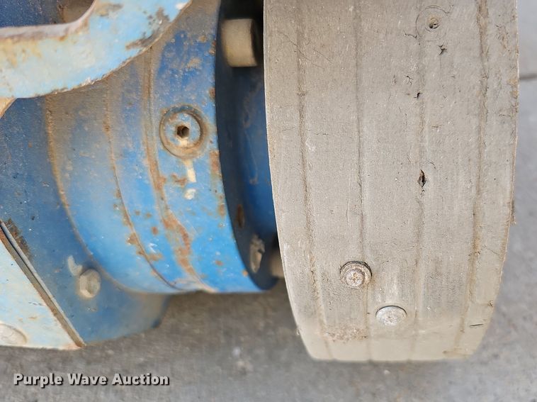 image for item DQ0258 2011 Genie GR-20  vertical lift