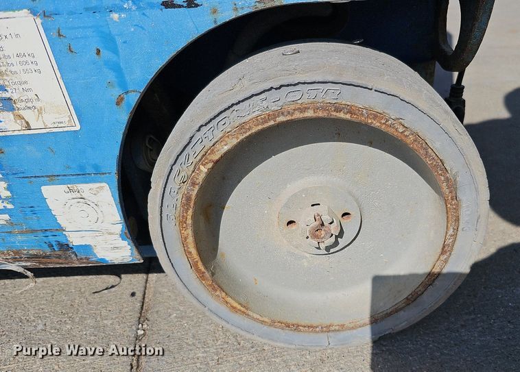 image for item DQ0258 2011 Genie GR-20  vertical lift