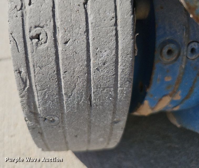 image for item DQ0258 2011 Genie GR-20  vertical lift