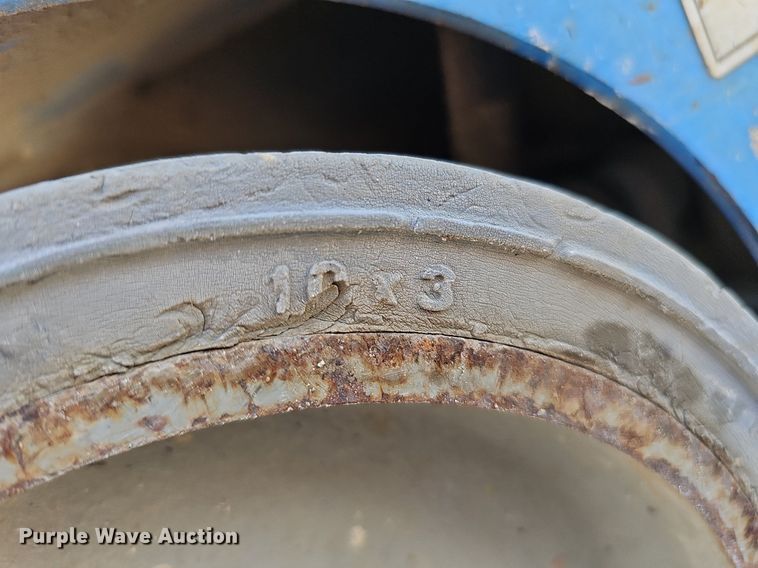 image for item DQ0258 2011 Genie GR-20  vertical lift