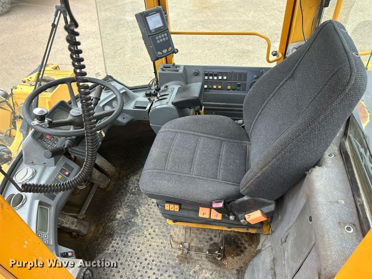 image for item DQ0889 1999 Volvo L150C  wheel loader