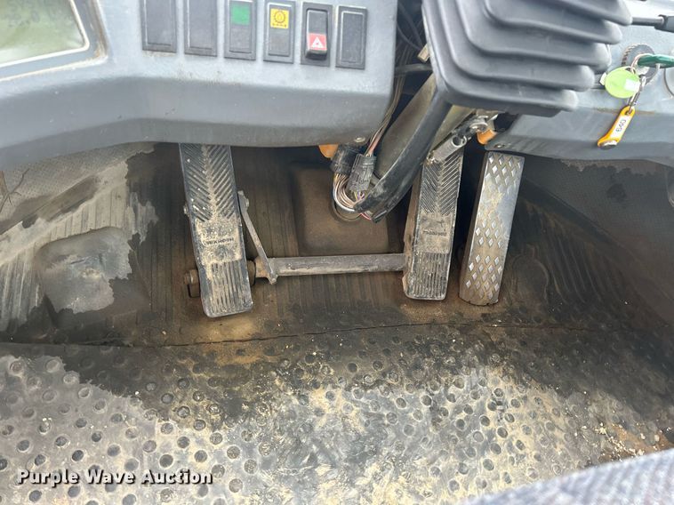 image for item DQ0889 1999 Volvo L150C  wheel loader