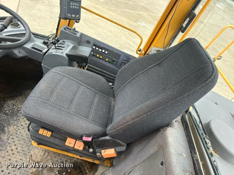 image for item DQ0889 1999 Volvo L150C  wheel loader