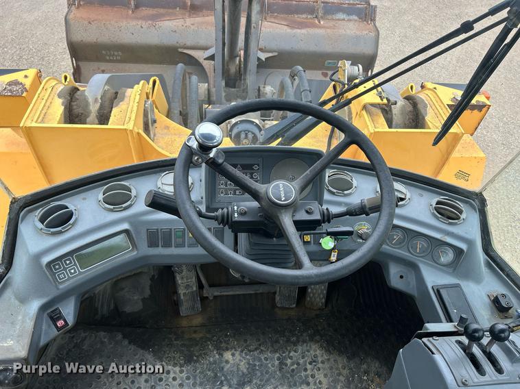 image for item DQ0889 1999 Volvo L150C  wheel loader