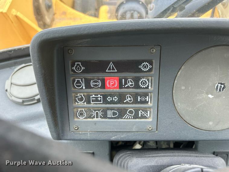 image for item DQ0889 1999 Volvo L150C  wheel loader