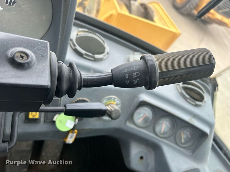 image for item DQ0889 1999 Volvo L150C  wheel loader