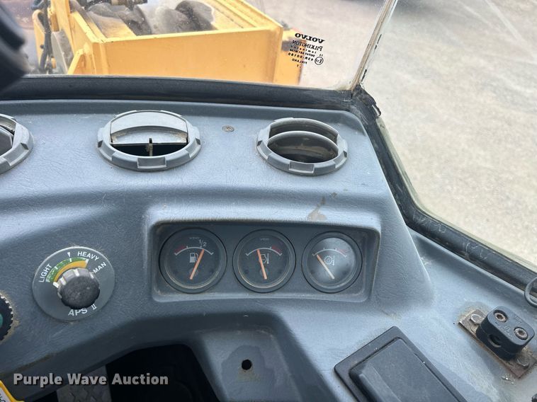 image for item DQ0889 1999 Volvo L150C  wheel loader