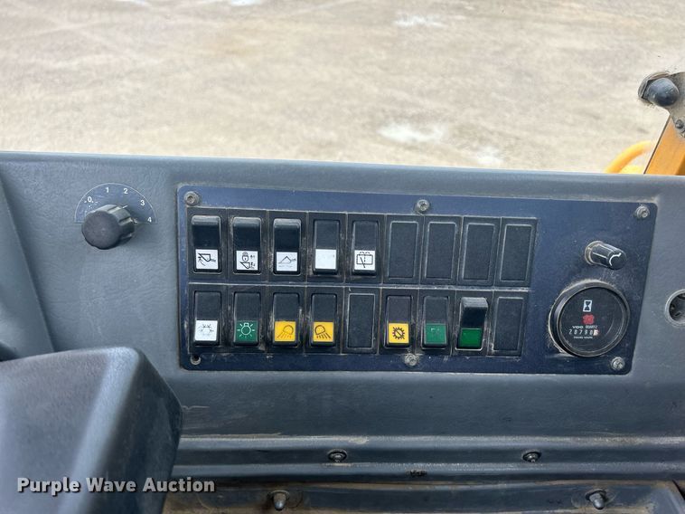 image for item DQ0889 1999 Volvo L150C  wheel loader