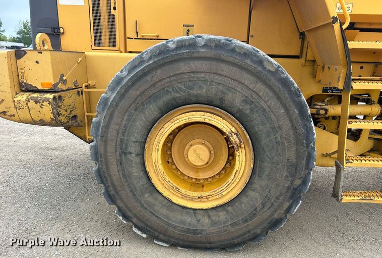 image for item DQ0889 1999 Volvo L150C  wheel loader