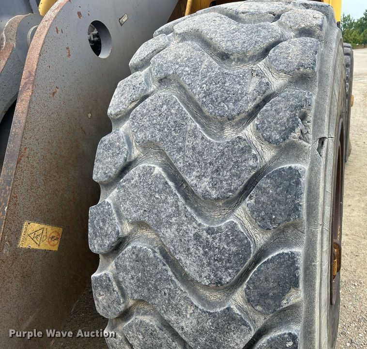 image for item DQ0889 1999 Volvo L150C  wheel loader