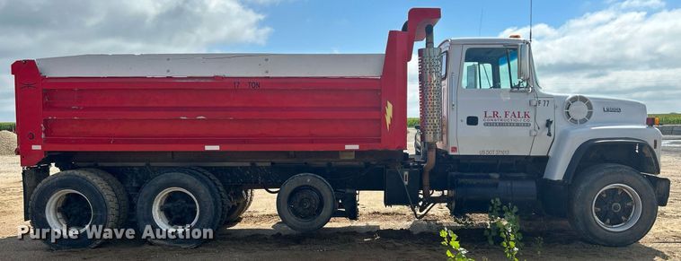 image for item DQ0891 1997 Ford LT9000  dump truck
