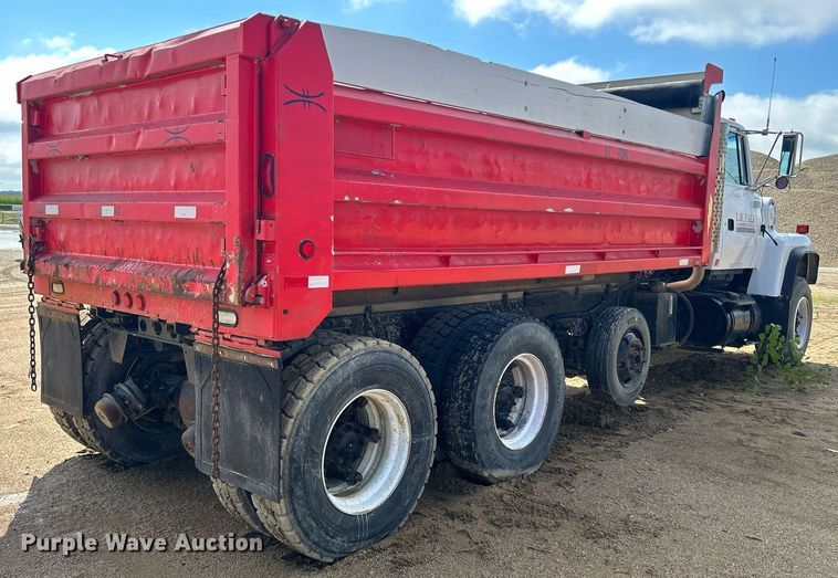 image for item DQ0891 1997 Ford LT9000  dump truck