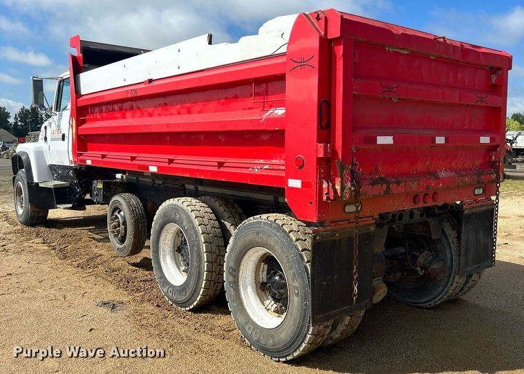 image for item DQ0891 1997 Ford LT9000  dump truck