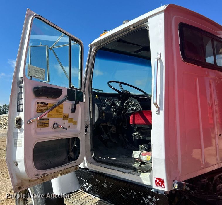 image for item DQ0891 1997 Ford LT9000  dump truck