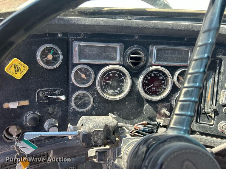 image for item DQ0891 1997 Ford LT9000  dump truck