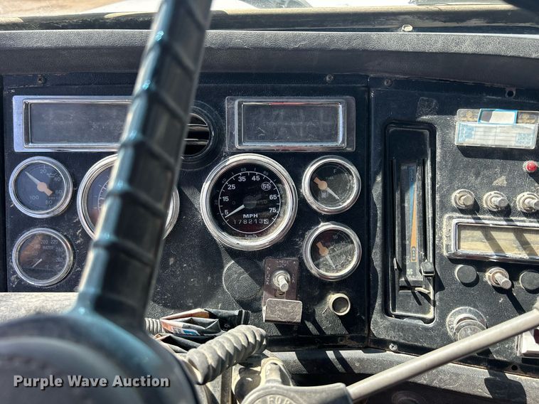 image for item DQ0891 1997 Ford LT9000  dump truck