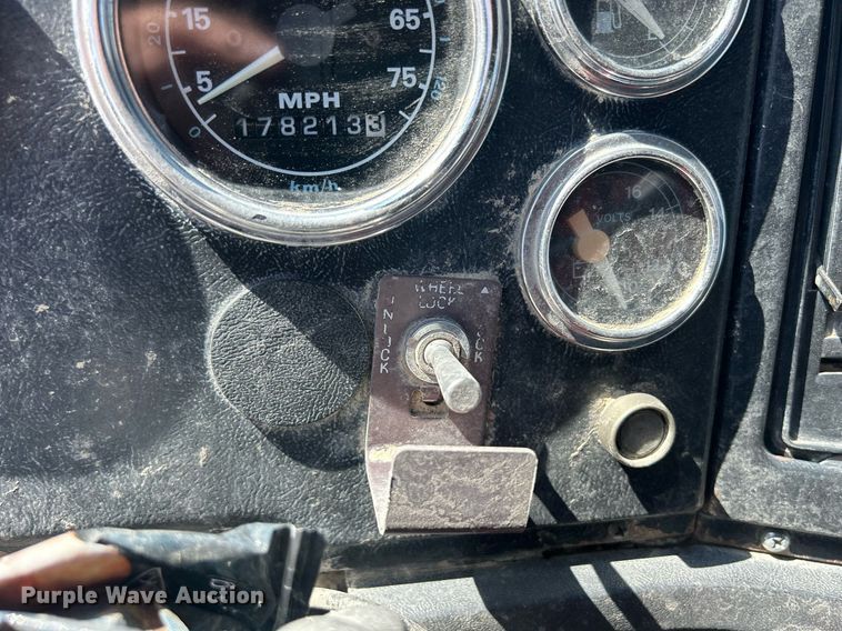 image for item DQ0891 1997 Ford LT9000  dump truck