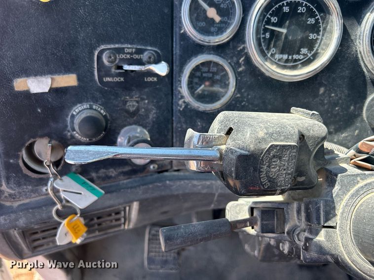 image for item DQ0891 1997 Ford LT9000  dump truck