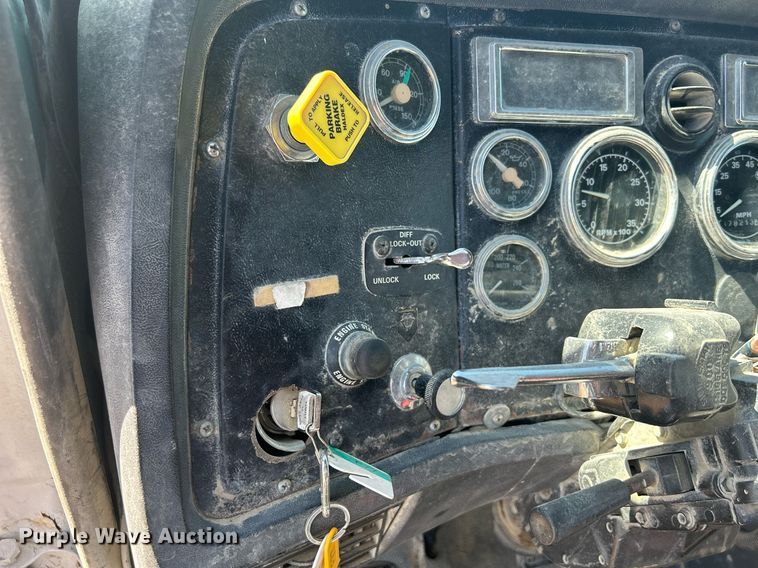 image for item DQ0891 1997 Ford LT9000  dump truck