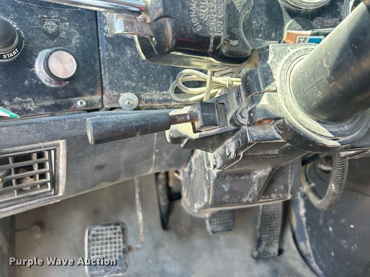 image for item DQ0891 1997 Ford LT9000  dump truck