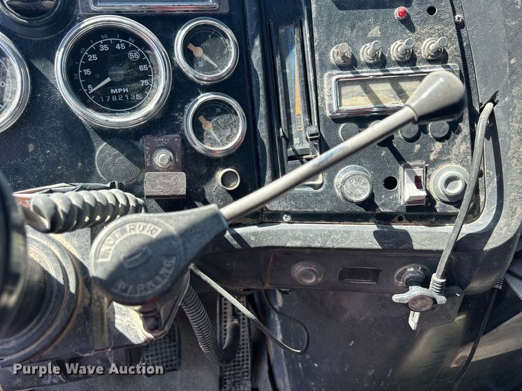 image for item DQ0891 1997 Ford LT9000  dump truck