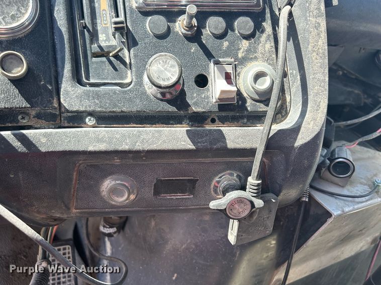 image for item DQ0891 1997 Ford LT9000  dump truck