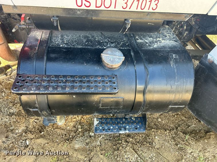 image for item DQ0891 1997 Ford LT9000  dump truck