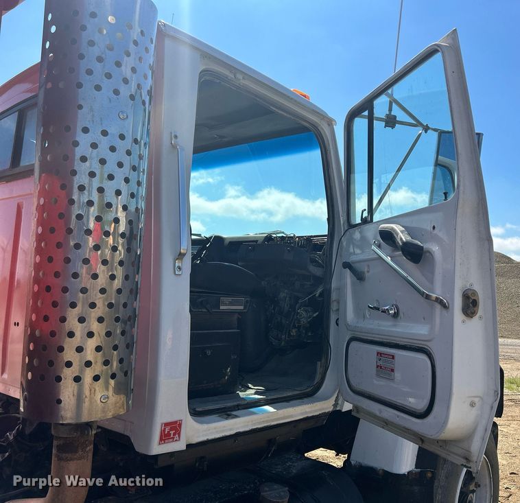 image for item DQ0891 1997 Ford LT9000  dump truck