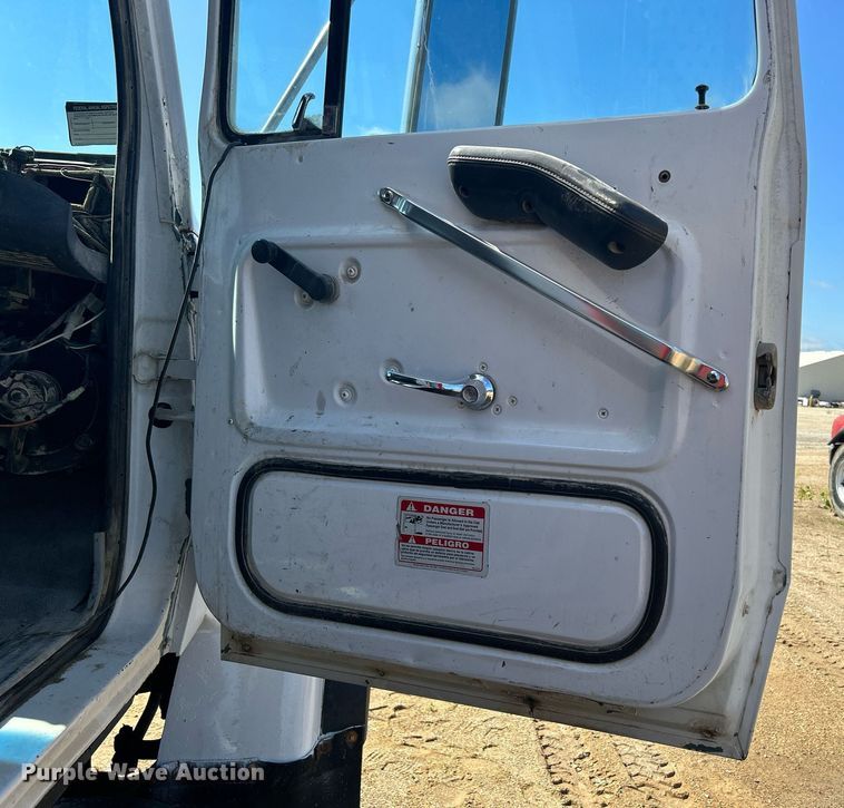 image for item DQ0891 1997 Ford LT9000  dump truck