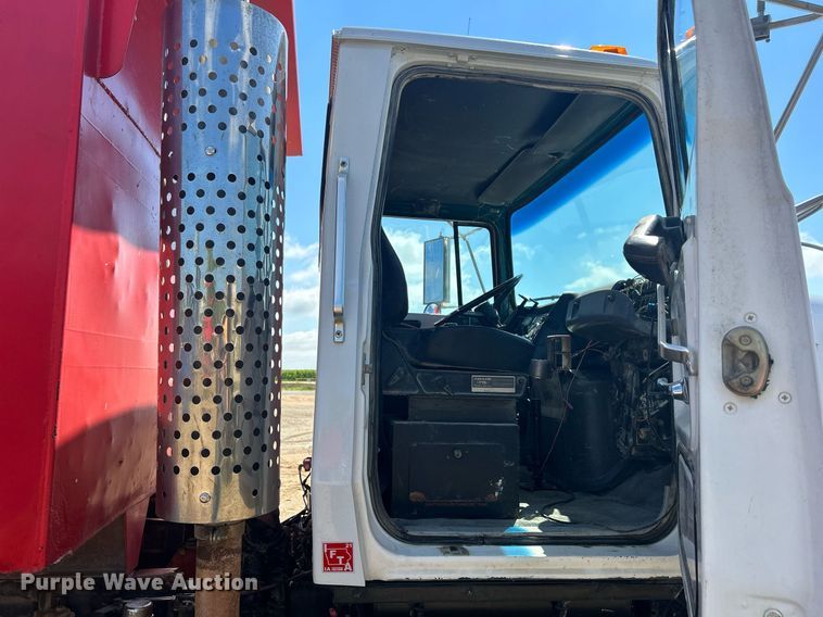 image for item DQ0891 1997 Ford LT9000  dump truck