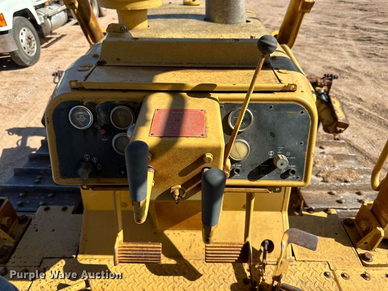 image for item DQ1371 1984 Caterpillar D6D  dozer