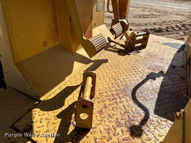 image for item DQ1371 1984 Caterpillar D6D  dozer