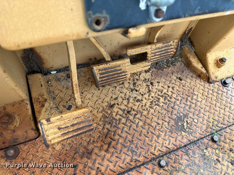 image for item DS2142 1990 Komatsu D57S-1 track loader