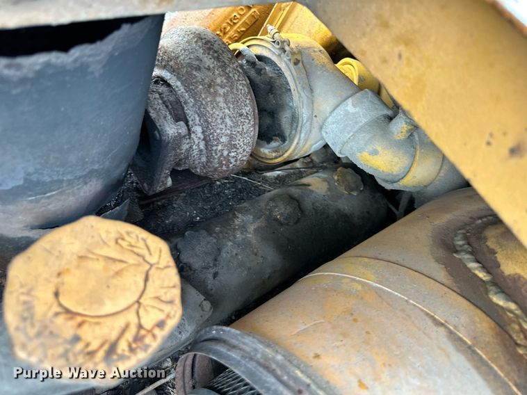 image for item DS2142 1990 Komatsu D57S-1 track loader