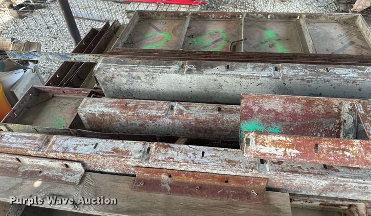 image for item DS2195 (24) 5'L x 2'H concrete forms