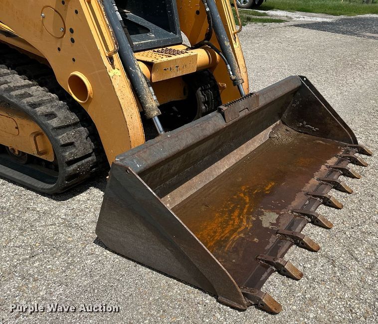 image for item DS2221 Mustang 2100RT  tracked skid steer loader