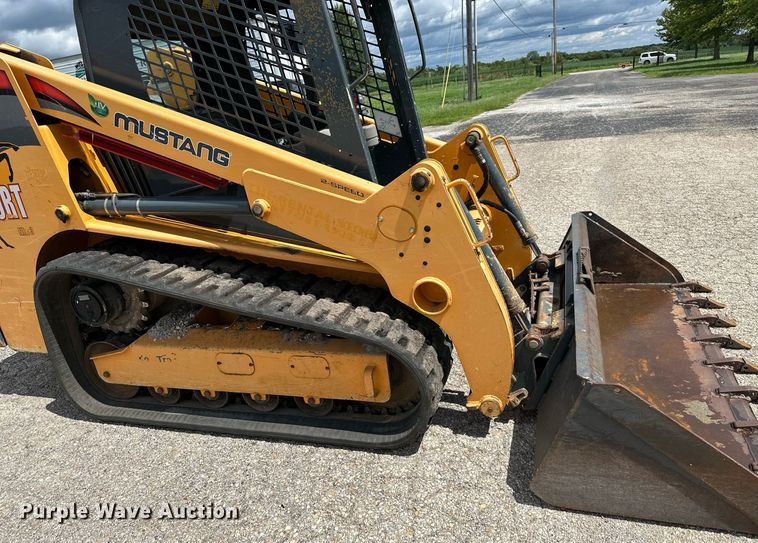 image for item DS2221 Mustang 2100RT  tracked skid steer loader