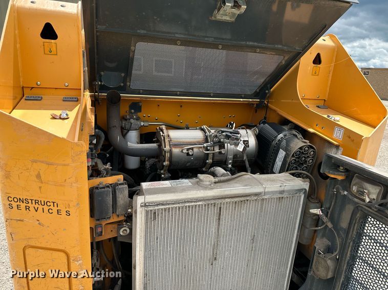 image for item DS2221 Mustang 2100RT  tracked skid steer loader