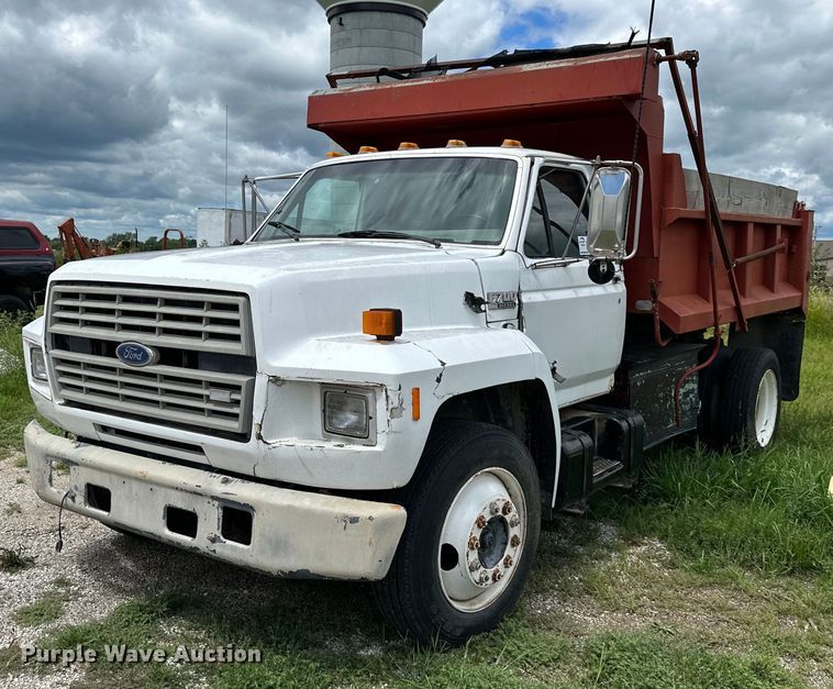 image for item DS2222 1990 Ford F700  dump truck