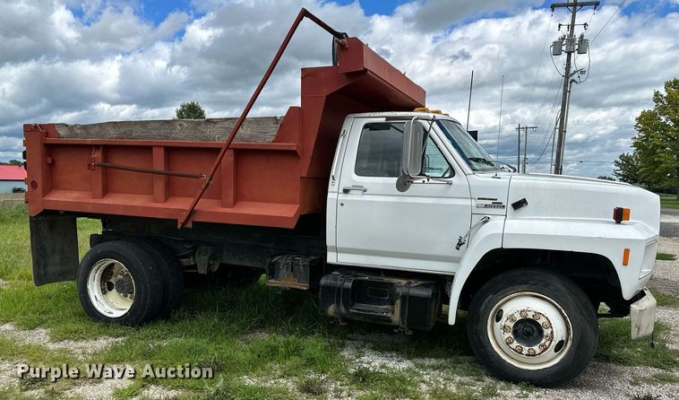 image for item DS2222 1990 Ford F700  dump truck
