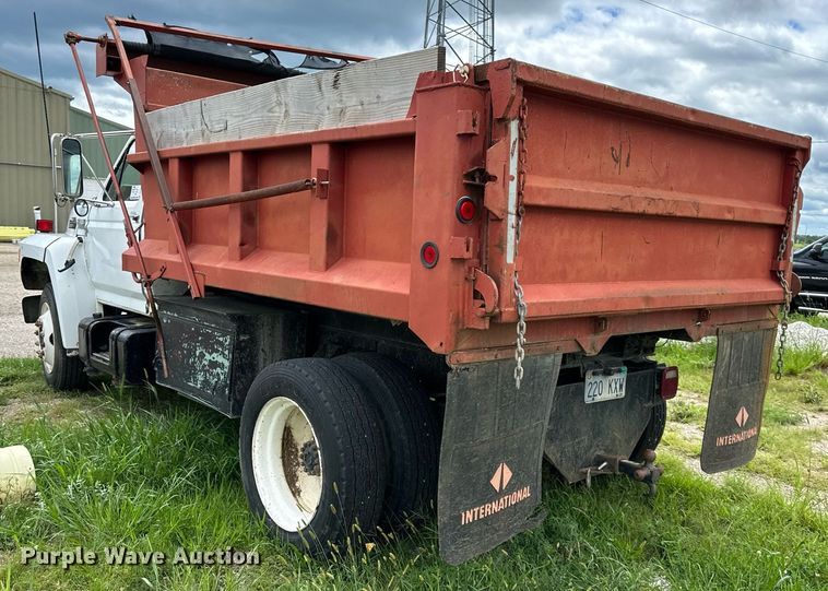 image for item DS2222 1990 Ford F700  dump truck