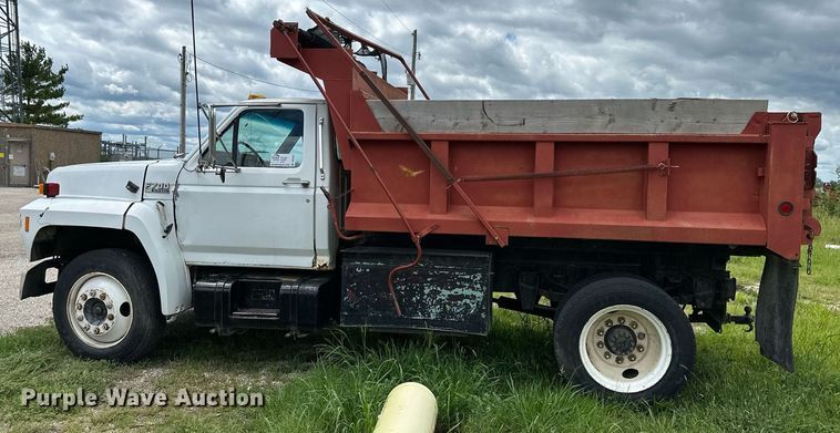 image for item DS2222 1990 Ford F700  dump truck