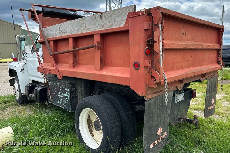 image for item DS2222 1990 Ford F700  dump truck