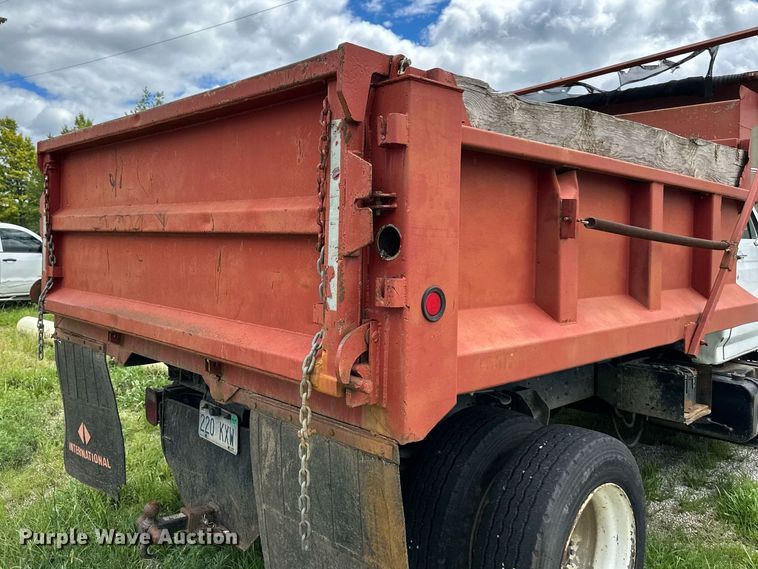 image for item DS2222 1990 Ford F700  dump truck