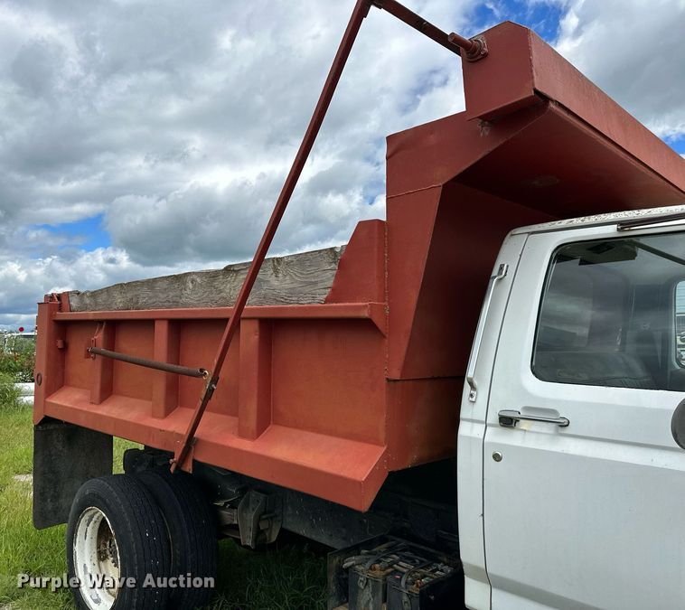 image for item DS2222 1990 Ford F700  dump truck