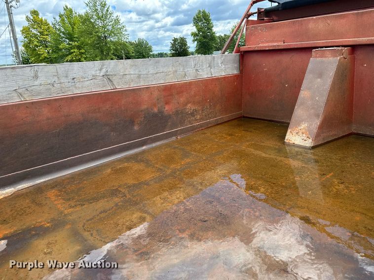 image for item DS2222 1990 Ford F700  dump truck