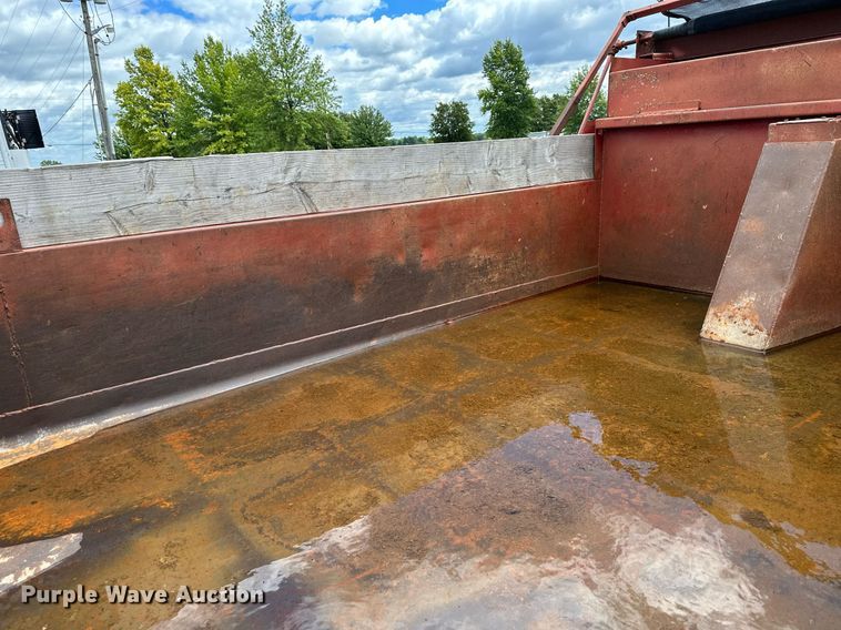 image for item DS2222 1990 Ford F700  dump truck