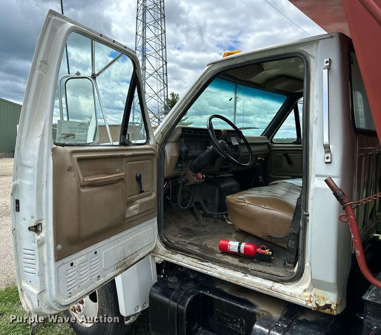 image for item DS2222 1990 Ford F700  dump truck
